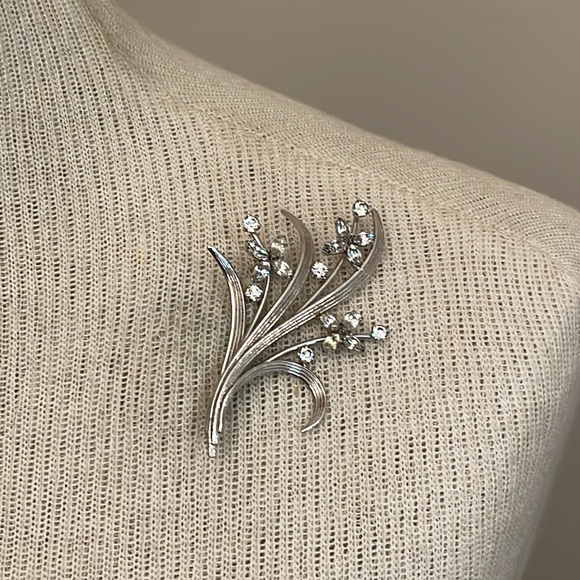 Antique Signed Krementz Silver-Tone Clear Rhinestone Floral Brooch Pin - Picture 10 of 16